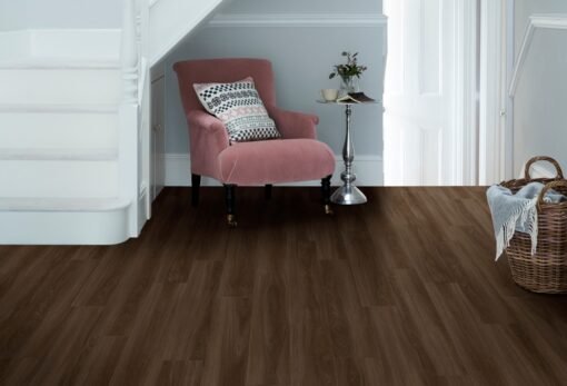 Krėslas ant rudų vinilinių grindų