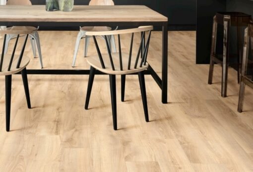 Stalas, kėdė and rudų vinilinių grindų