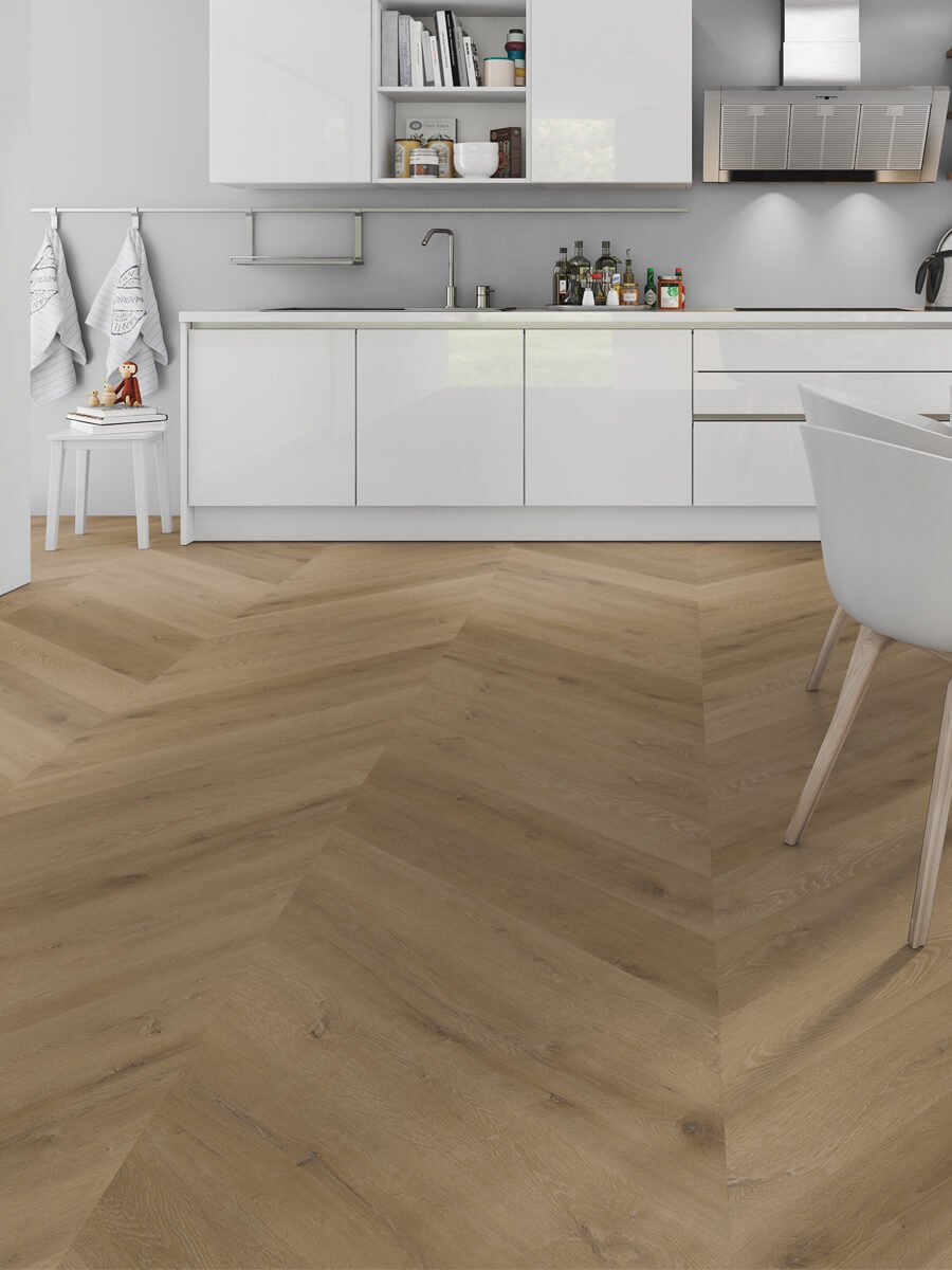 Virtuvė su rudomis grindimis