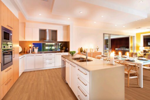 Virtuvė su rudomis medzio imitacijos vinilinėmis grindimis