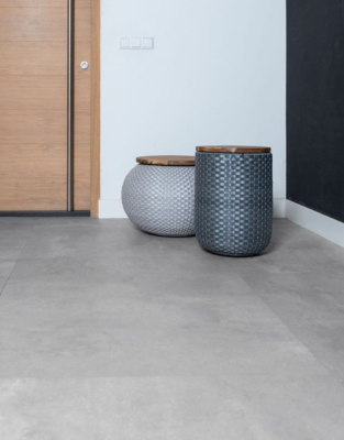 Šviesiai pilkos vinilinės grindys vonioje, akmens plytelių imitacija vonios kambaryje