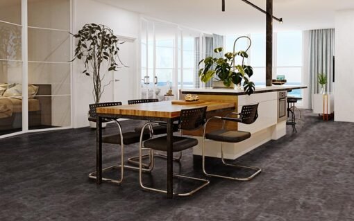 juodos vinilinės grindys betono imitacija Ebenbild virtuvėje