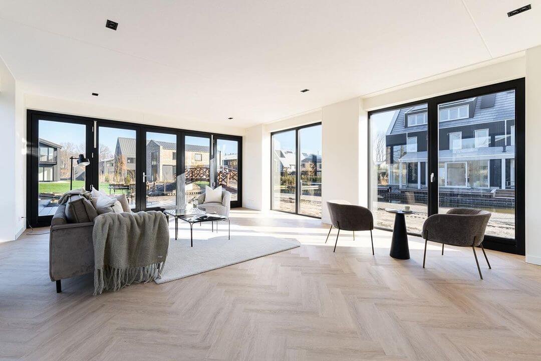 Vinilinės grindys namams: kodėl tai geriausias pasirinkimas šiuolaikiniam namui?