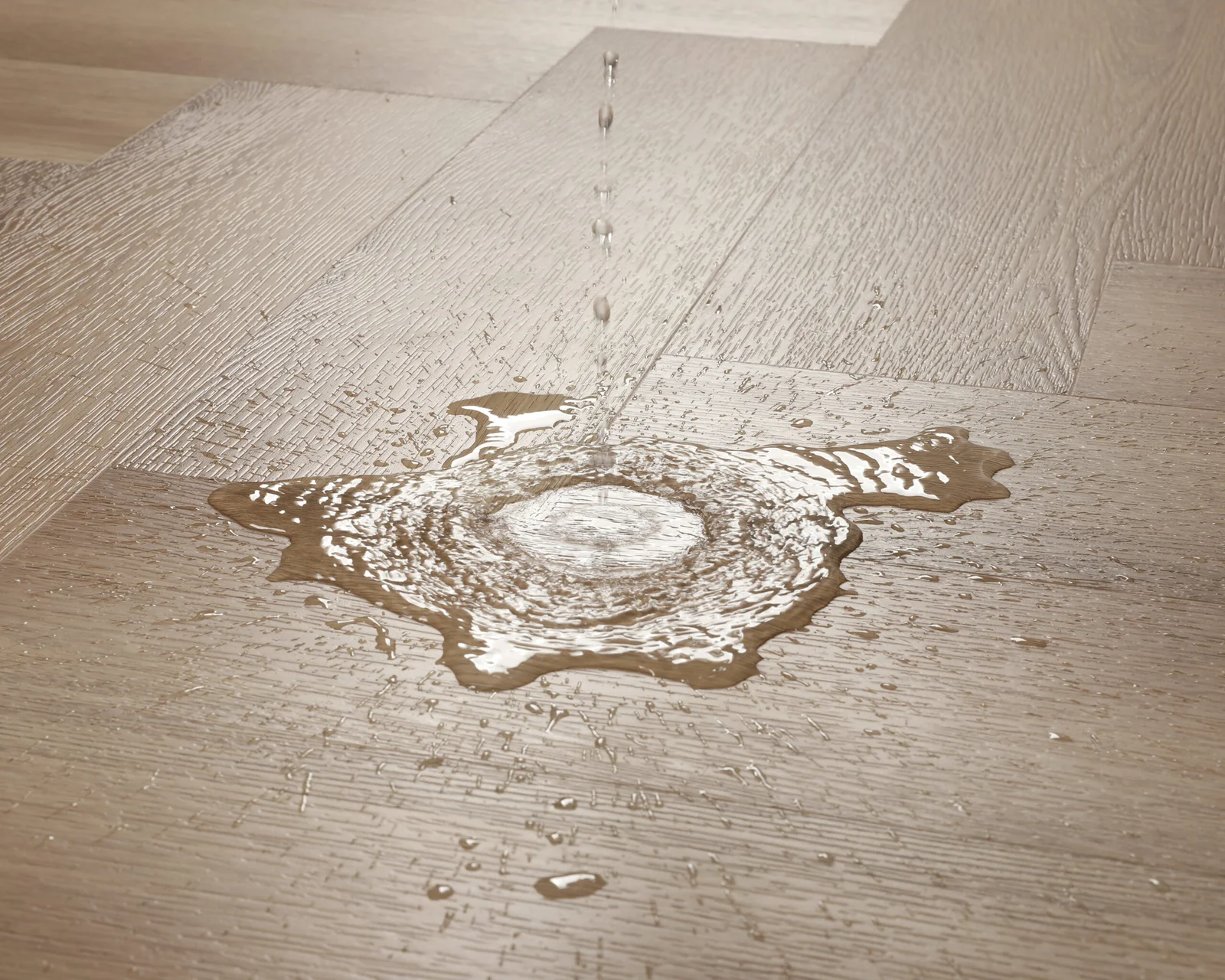 Vanduo ant vinilinių iterno grindų EIR tekstūros SPC Honey Oak Herringbone