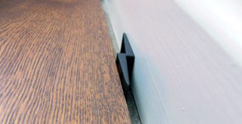 dangos plėtimosi pleištas tarp sienos